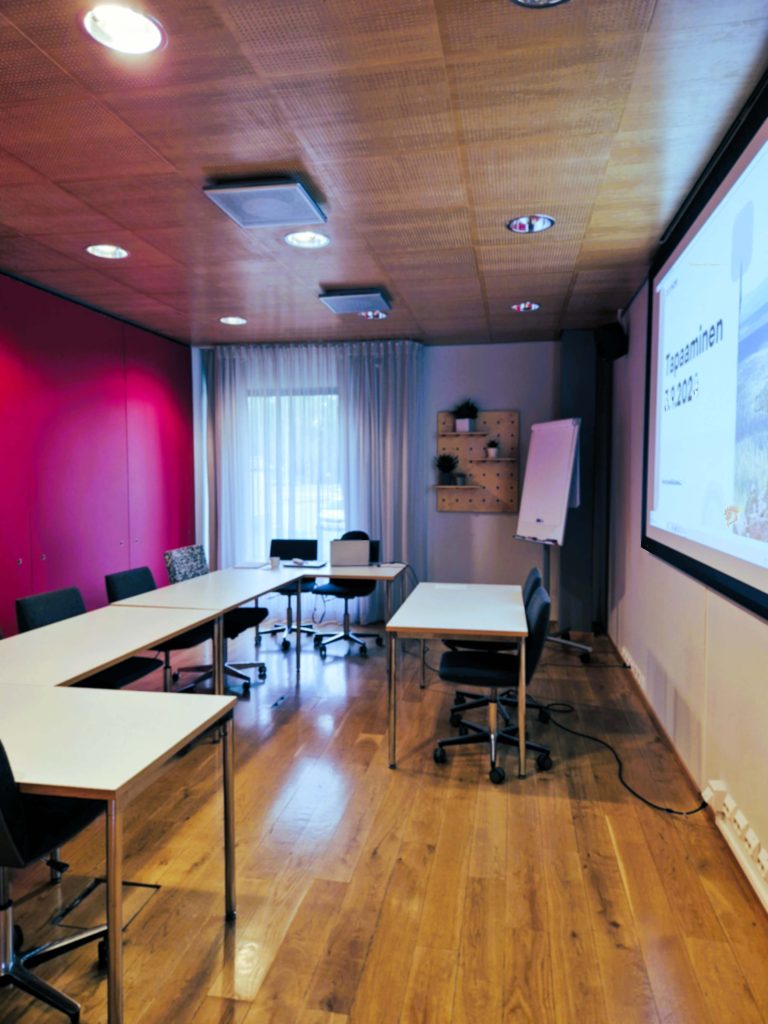 Työtila on valmiina työpajan alkamiseen.